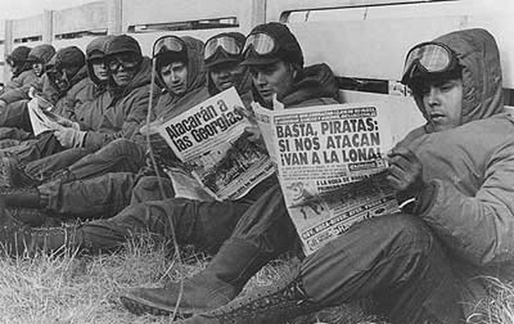 Soldados leyendo diario