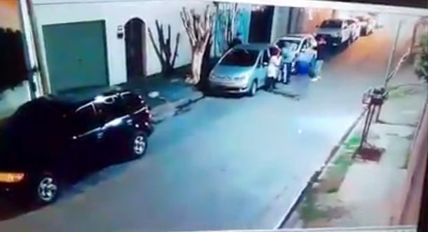 Brutal asalto en La Plata: le dispararon a un jubilado y su nieto salió a defenderlo con un palo