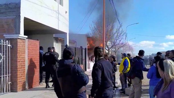Río Negro: vecinos quemaron la casa de un docente denunciado por abuso sexual