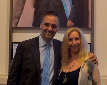 Sorpresa: Karina Milei y Adorni se fotografiaron con el perro presidencial