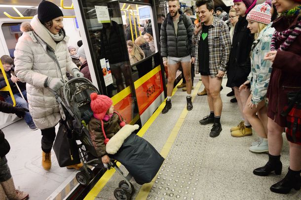 Neoyorquinos viajan en subte sin pantalones como parte de un evento mundial