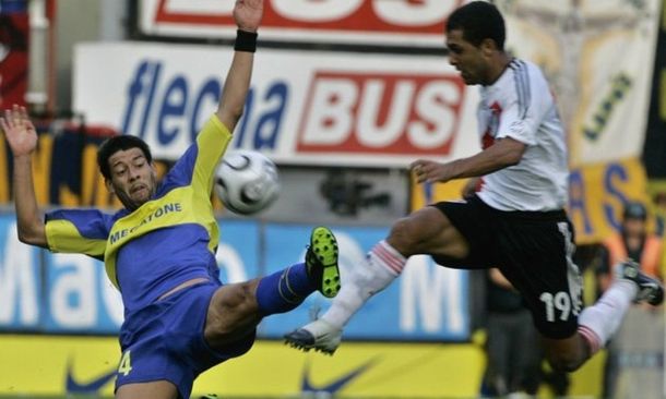 ¿Es Román o Krupoviesa? Riquelme pegó una tremenda patada voladora