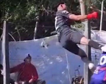 Patada criminal en Paraguay: arquero voló con los pies contra un rival