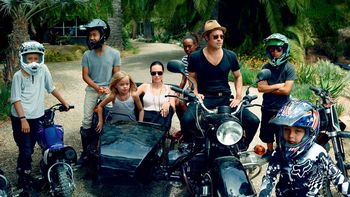 Brad Pitt y Angelina Jolie con sus hijos Maddox, Pax, Zahara Shiloh y los gemelos Knox y Vivienne. Brad Pitt y Angelina Jolie con sus hijos Maddox, Pax, Zahara Shiloh y los gemelos Knox y Vivienne.