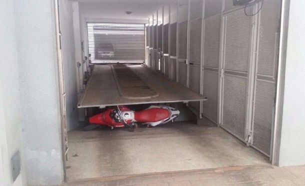 Un hombre fue aplastado por una rampa de su edificio