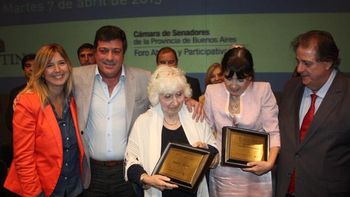 el senado bonaerense distinguio a la madre y la hermana de cristina el senado bonaerense distinguio a la madre y la hermana de cristina