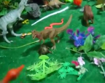 Recreó escena de Jurassic Park con juguetes