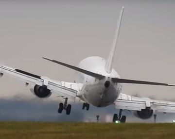 Las maniobras que debió hacer un piloto de Boeing para aterrizar en Praga.
