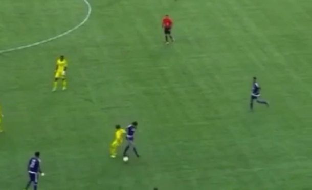 A lo Mudo Vázquez: el brasileño Kaká y una jugada a puro caño