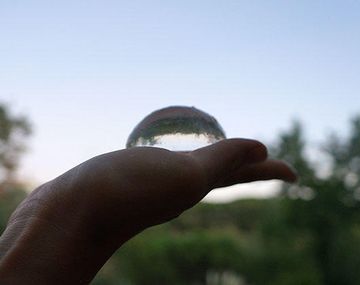 Crean la primera botella comestible para olvidarse del plástico y la contaminación