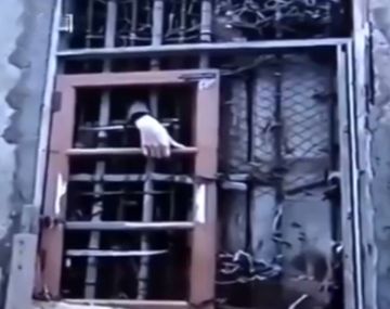 La mano del hombre que fue encerrado por sus padres 