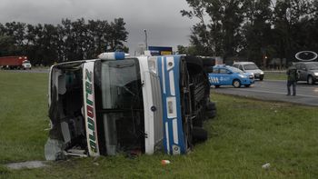 tragedia en la ruta 2: asi quedo el micro que volco en olmos tragedia en la ruta 2: asi quedo el micro que volco en olmos