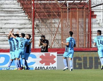 Temperley celebra el gol de Marcos Figueroa ante Huracán en Parque Patricios