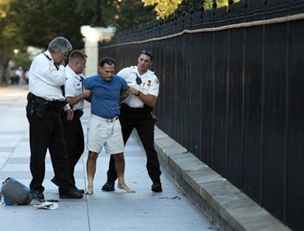 Susto en la Casa Blanca por un hombre que tiró petardos