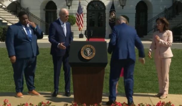 Otro blooper de Joe Biden: se olvidó que había saludado a un senador y le volvió a extender la mano