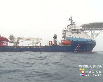 Reflotan en Italia barco hundido con refugiados