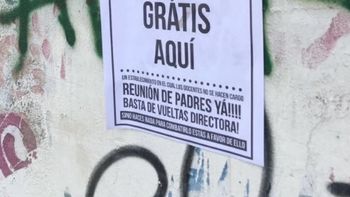 Empapeló una escuela para denunciar el bullying que sufre su hijo Empapeló una escuela para denunciar el bullying que sufre su hijo
