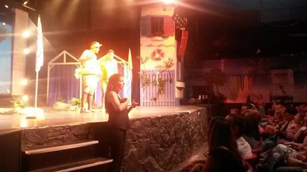 Los bañeros se divierten incorporó una intérprete para hipoacúsicos en su show