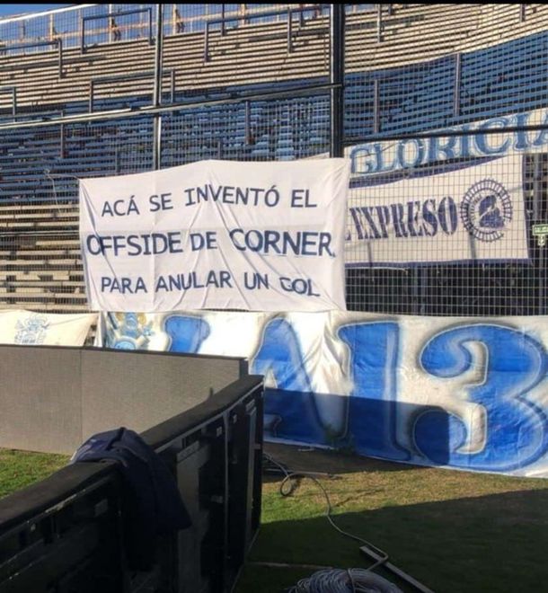 La bandera que mostró el enojo de los hinchas de Gimnasia: Acá se inventó...
