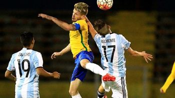 Por esta jugada el árbitro chileno sancionó penal para Brasil Por esta jugada el árbitro chileno sancionó penal para Brasil