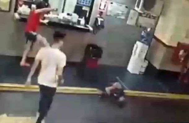 El encargado del garage prueba que Arturo no tuvo un bate de béisbol