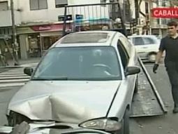 choco contra un semaforo y abandono el auto