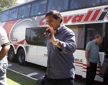 Apedrearon el micro de River al llegar al estadio en Mendoza