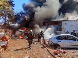 impresionante incendio en un deposito de la policia federal en la ciudad buenos aires impresionante incendio en un deposito de la policia federal en la ciudad buenos aires