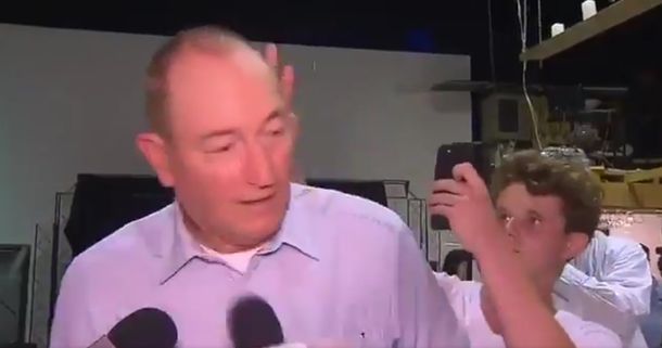 VIDEO: Le tiran un huevo en la cabeza a un senador que responsabilizó a los musulmanes por los atentados