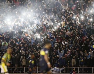 Los hinchas neutrales, alentando a Boca con bengalas