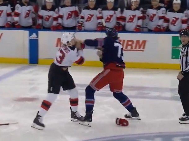 Insólito: dos equipos de hockey sobre hielo se agarraron a piñas apenas empezó el partido