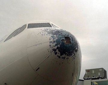 Mirá las fotos del avión golpeado por la tormenta