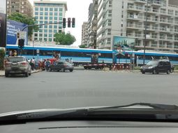 un auto fue embestido por un tren en belgrano: el conductor fue trasladado a un hospital un auto fue embestido por un tren en belgrano: el conductor fue trasladado a un hospital