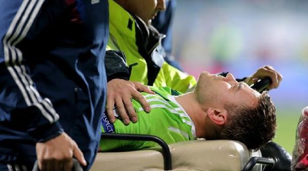 Increíble: una bengala impactó sobre un arquero, lo cambiaron y siguió el partido