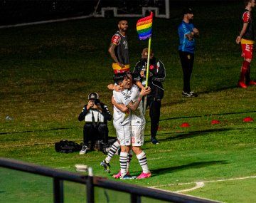 Un delantero argentino festejó un gol en Brasil con la bandera del Orgullo LGBT+