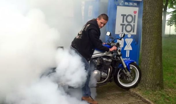 VIDEO: quiso demostrar cómo quemaba los neumáticos de su moto, pero todo salió mal