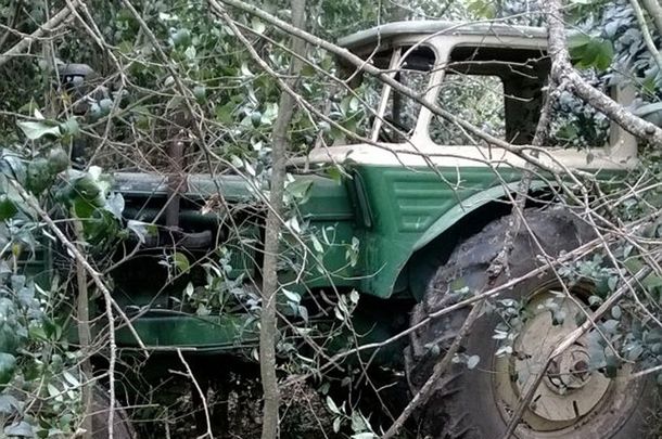 Robaron un tractor de un campo, pero la policía los detuvo tras seguir las huellas