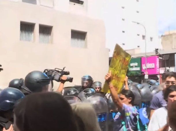 Efectivos de la Policía Federal avanzaron sobre personas con discapacidad en el ministerio de Salud