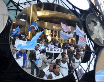 Los bancarios paran este jueves entre las 14 y las 15