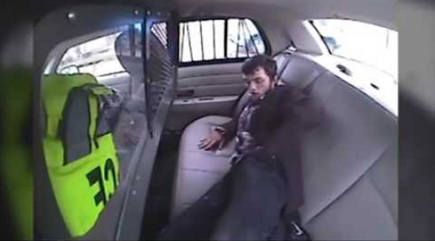 Chocó el patrullero en el que lo trasladaban, salió despedido por el vidrio y se fugó