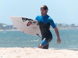 Santi, de 25 años,&nbsp;sale del agua en Uruguay durante el surftrip&nbsp;de enero. Regresa con todo en busca de su sueño