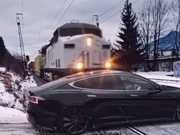 El viral del tren pasando por arriba de un auto: memes y versiones que explotan en las redes