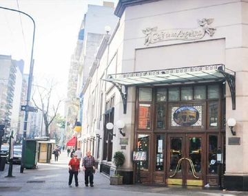 Allanaron el café Los Angelitos por una causa de lavado de dinero y narcotráfico