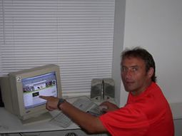 Hector%20Baldassi%20y%20computadora_13042007