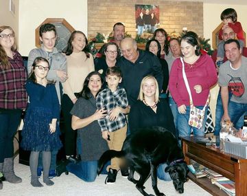 Querían una foto de Navidad y el perro hizo lo suyo