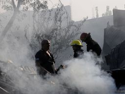 Se incendió una fábrica de plásticos en Longchamps