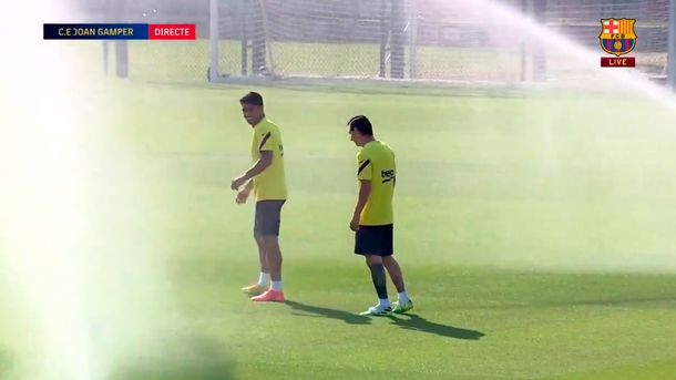 VIDEO: El blooper que sufrieron Messi y Suárez en la práctica del Barcelona