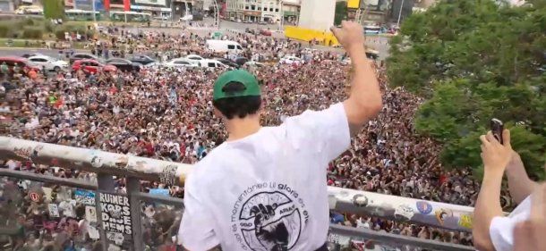 Un multitud se reunió en el Obelisco para ver a un influencer hacer el reto de las dominadas