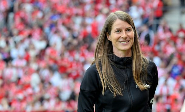 Hito en la Bundesliga: Marie-Louise Eta es la primera DT en ganar en una liga top de fútbol masculino