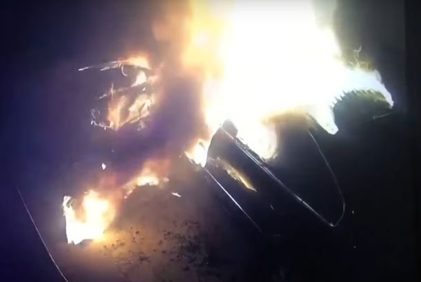 Un incendio destruyó un auto estacionado en China